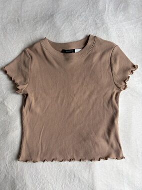 Forever 21 Ribbed Lettuce-Edge Short Sleeve Baby Tee in Tan